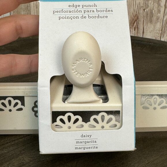 Martha Stewart Crafts Edge Punch Daisy - Picture 2 of 7